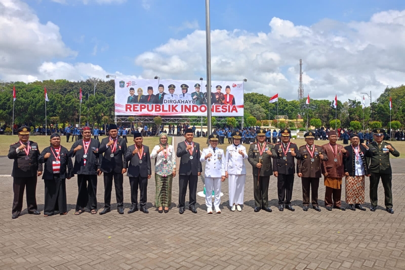 Kantor Kemenag Lumajang Terima Penghargaan Amreta Brata Wira Bhakti dari Bupati