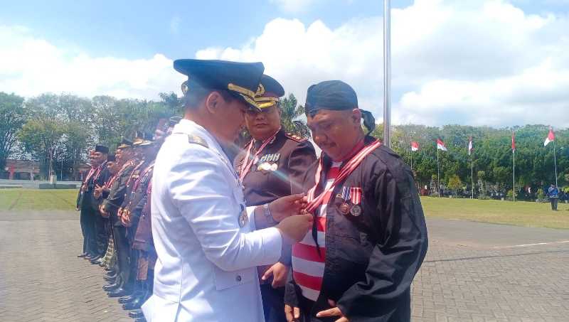 Kantor Kemenag Lumajang Terima Penghargaan Amreta Brata Wira Bhakti dari Bupati