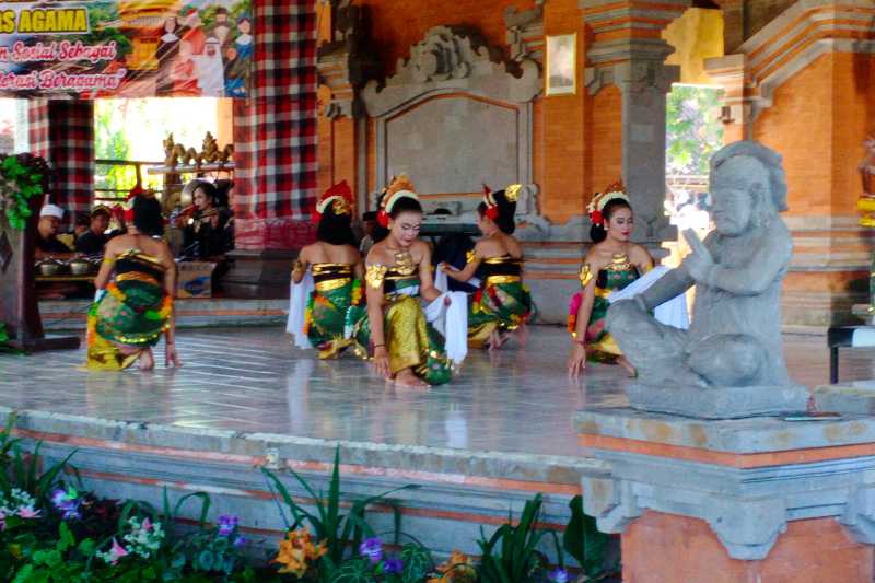 Rajut Kebersamaan, Kemenag Lumajang Gelar Jalan Sehat Kerukunan dan Pentas Seni Lintas Agama