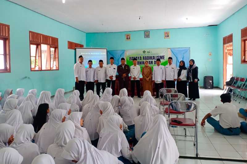 Terus Bergerak, Penyuluh Agama Kemenag Lumajang Sosialisasikan Bahaya Radikalisme dan Pernikahan Dini di SMACAN