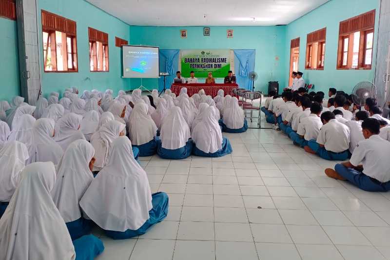 Terus Bergerak, Penyuluh Agama Kemenag Lumajang Sosialisasikan Bahaya Radikalisme dan Pernikahan Dini di SMACAN