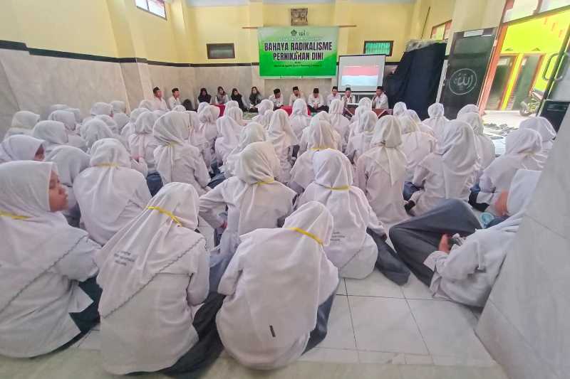Puluhan Siswi MA Putri Diberi Penyuluhan Bahaya Radikalisme dan Pernikahan Dini