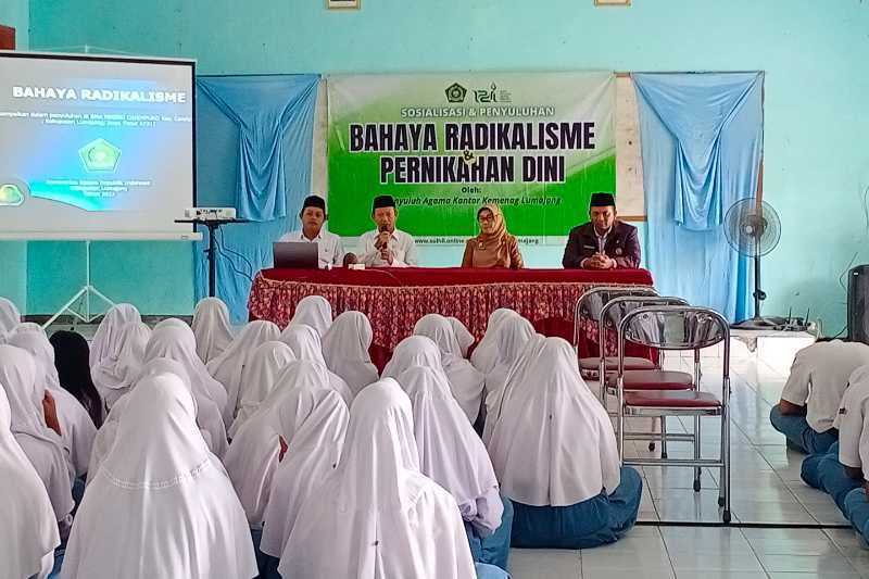 Terus Bergerak, Penyuluh Agama Kemenag Lumajang Sosialisasikan Bahaya Radikalisme dan Pernikahan Dini di SMACAN