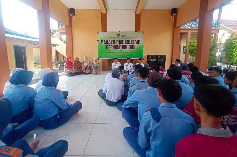 Disambut Baik, Penyuluh Agama Lumajang Sosialisasikan Bahaya Radikalisme dan Pernikahan Dini di SMK Pembangunan Candipuro