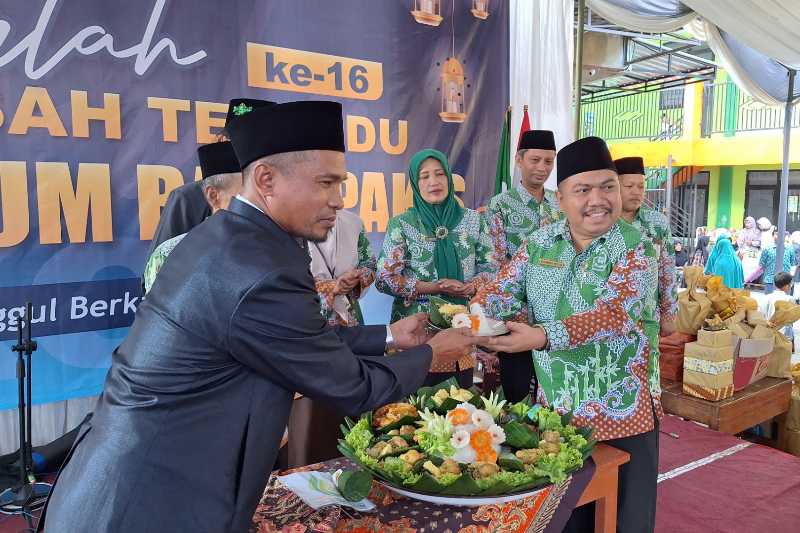 Buka Kegiatan Harlah ke-16 Madrasah Terpadu Darul Ulum Ranupakis, Kepala Kemenag Lumajang Lakukan Potong Tumpeng