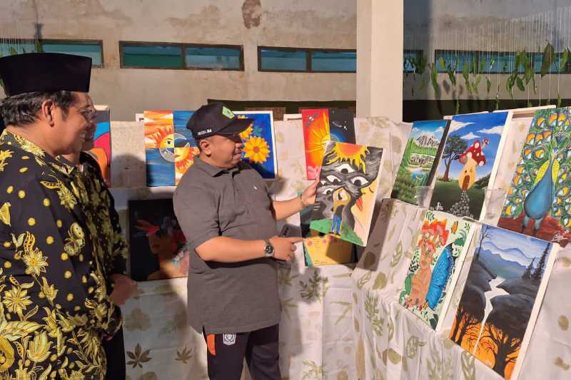 Kunjungi Pameran Lukisan MTsN 01, Kepala Kemenag Lumajang Kagum dengan Karya Para Murid
