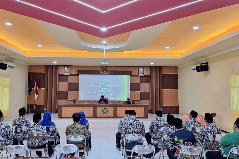 Kepala Kemenag Lumajang Tekankan Komitmen dan Disiplin kepada Penyuluh PPPK