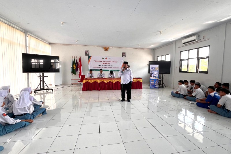 KUA Tempeh Sosialisasikan Bahaya Pernikahan Dini di SMKN 1 Tempeh