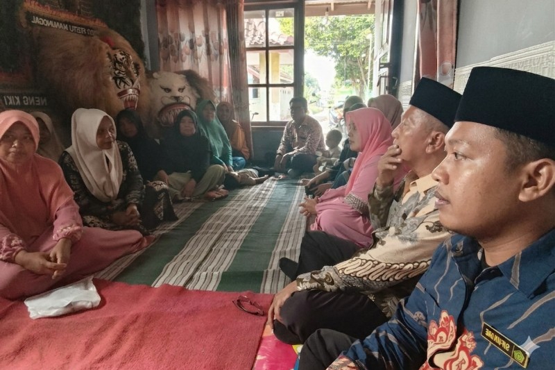 Ruang Edukasi Keluarga Tangguh, Penyuluh Agama KUA Tempeh Ajak Warga PKH Jatisari Perkuat Syukur dan Kesabaran