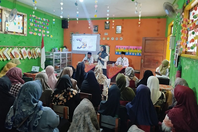 “Ibuk’e Macan Ternak” Hipnotis Wali Murid TK Dharma Wanita Purwosono, Parenting Education Disambut Antusias