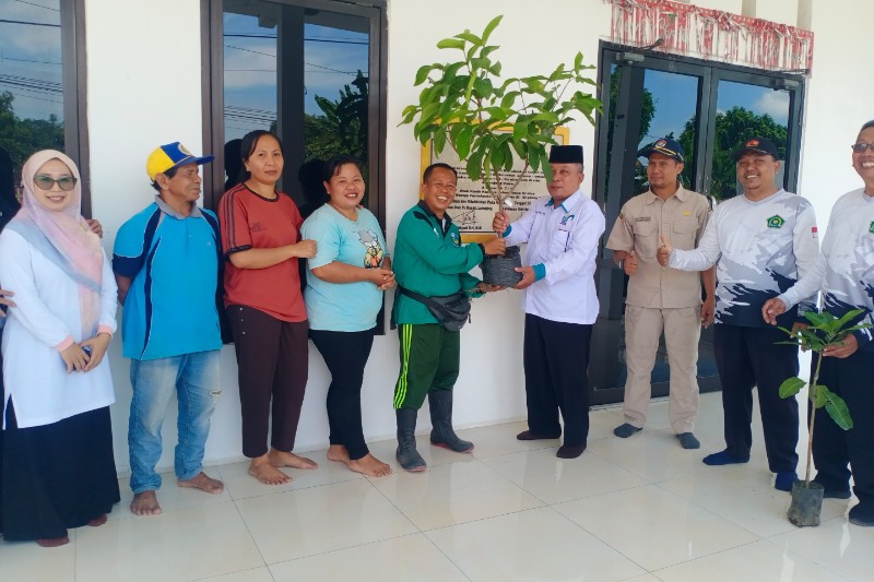 Penanaman Bibit Buah Warnai Harlah IPARI ke-3, KUA Tempeh bersama BPP Tebar Harmoni di Musolla dan Gereja